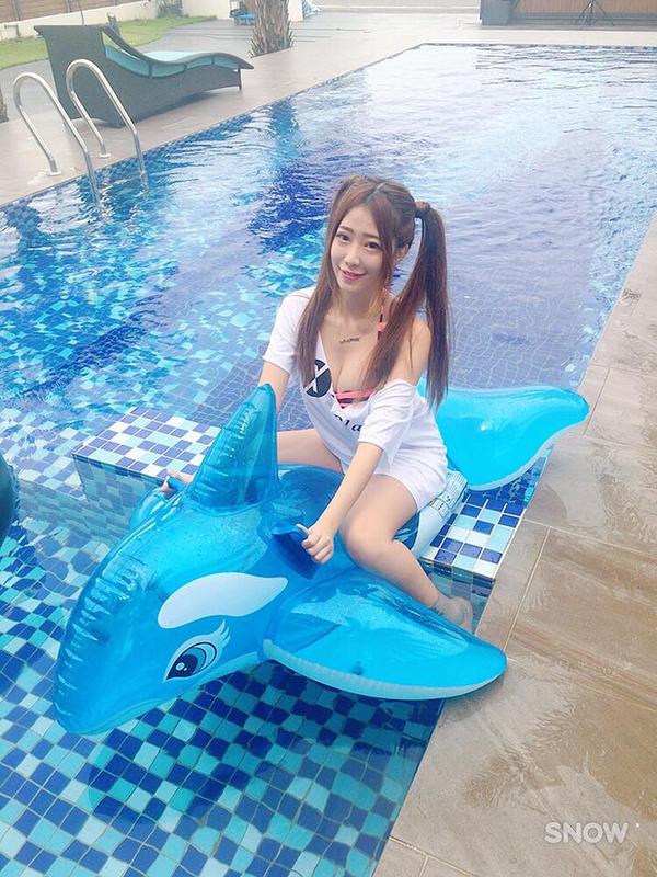 Wu Mi Qi Lovely Bikini Picture and Photo