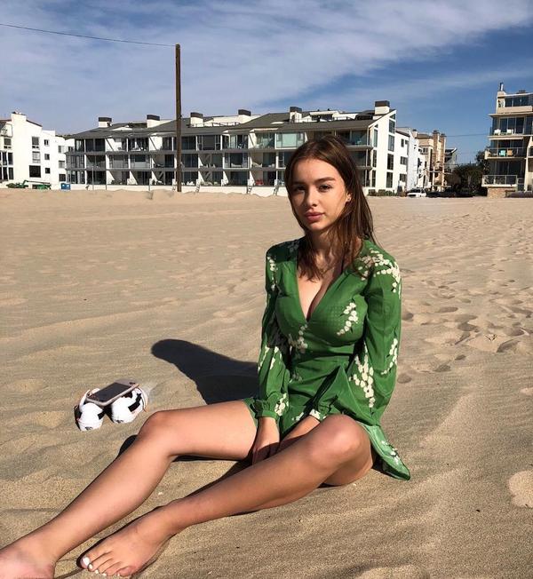 Sophie Mudd Big Boobs Lovely Bikini Picture and Photo