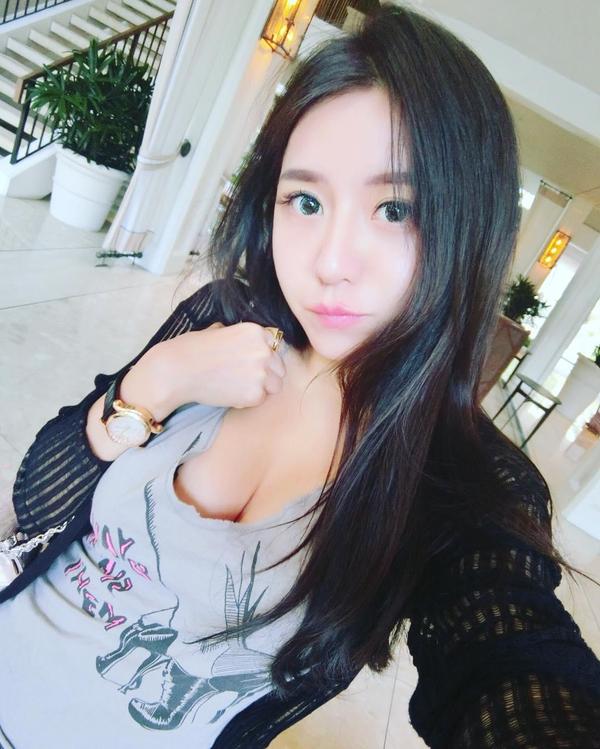Wang Wei Ya Big Boobs Picture and Photo