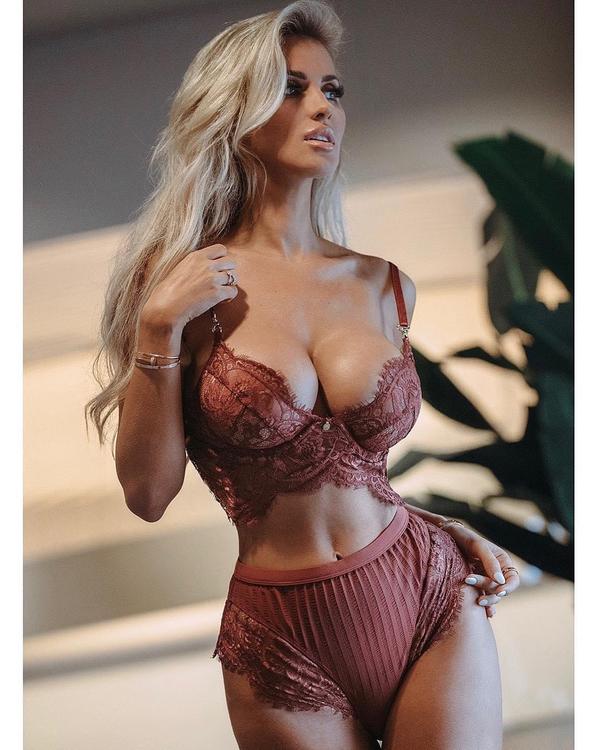Leanna Bartlett Mature Sexy Bra Picture and Photo