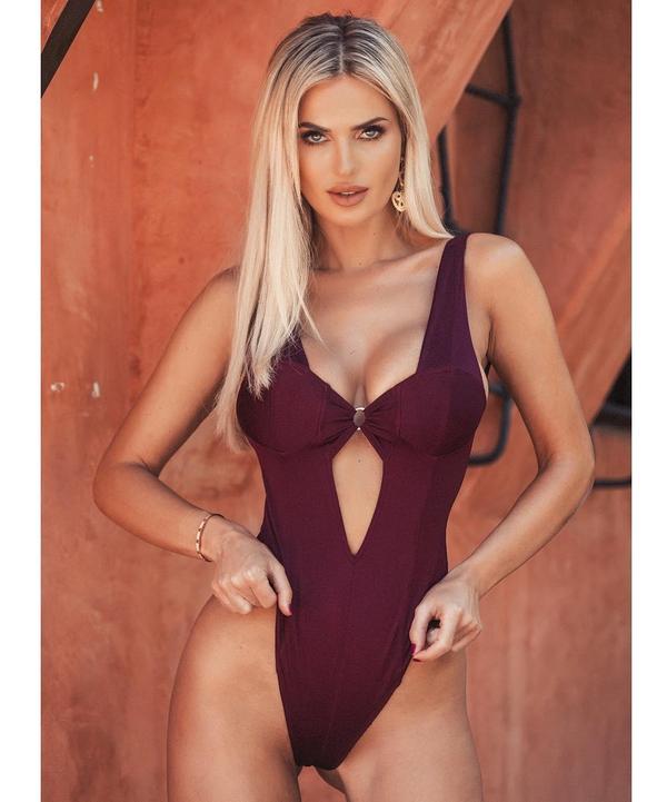 Leanna Bartlett Mature Sexy Bra Picture and Photo