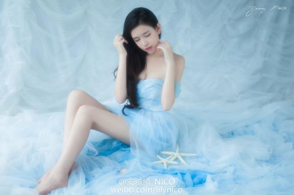 Huang Zi Jie Beautiful Legs Picture and Photo