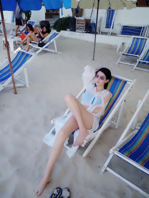 Huang Zi Jie Beautiful Legs Picture and Photo