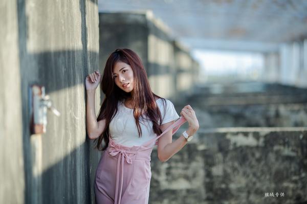 Taiwan Pretty Girl Fang Wei Zhen 《Suspenders and School Uniform》Pictures