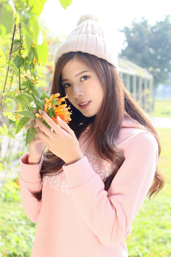 Taiwan Pretty Girl Fang Wei Zhen 《Flowers Exposition》 Pictures