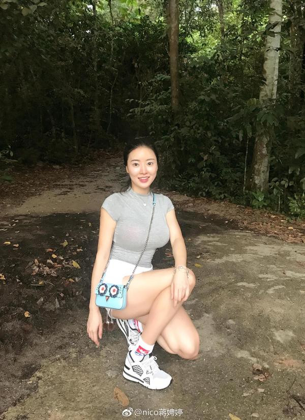 Jiang Ping Ting Big Boobs Yoga Sport Picture and Photo