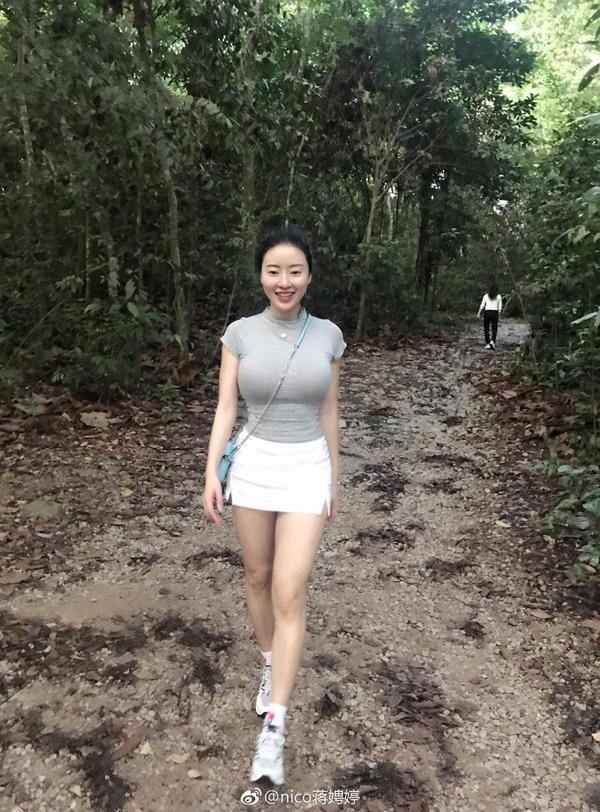 Jiang Ping Ting Big Boobs Yoga Sport Picture and Photo