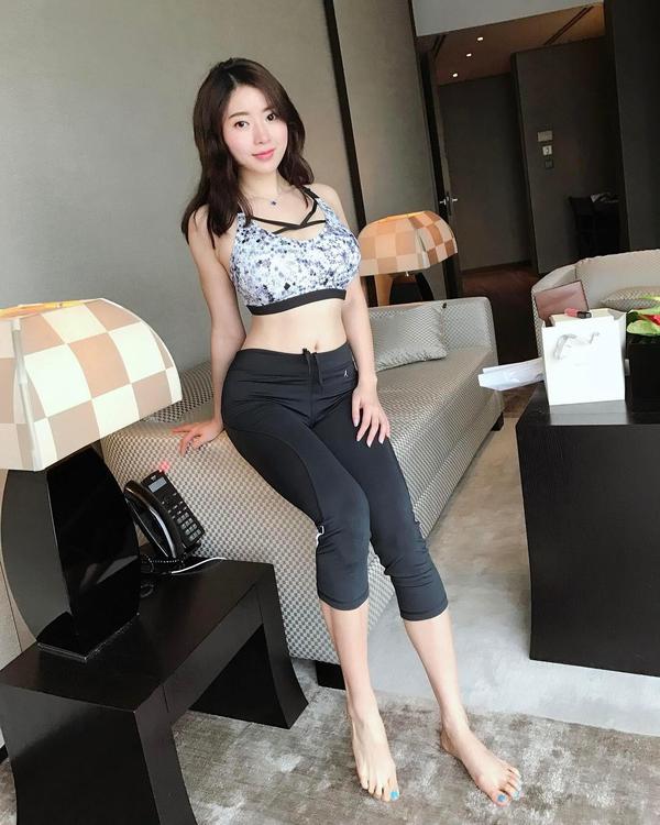 Jiang Ping Ting Big Boobs Yoga Sport Picture and Photo