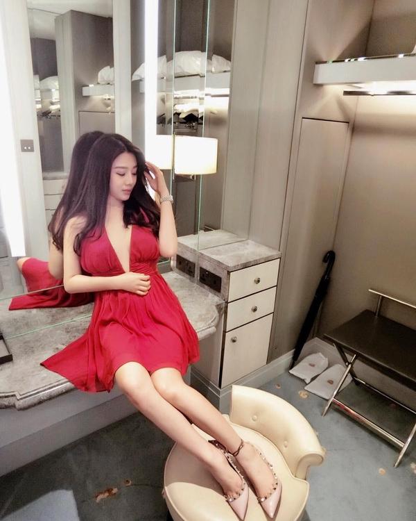 Lynna Lin Beautiful Legs Cute Picture and Photo