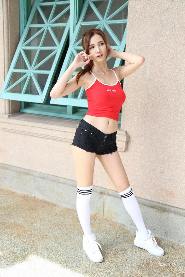 Taiwan Model Cai Yi Xin Sport Girl on Street Pictures