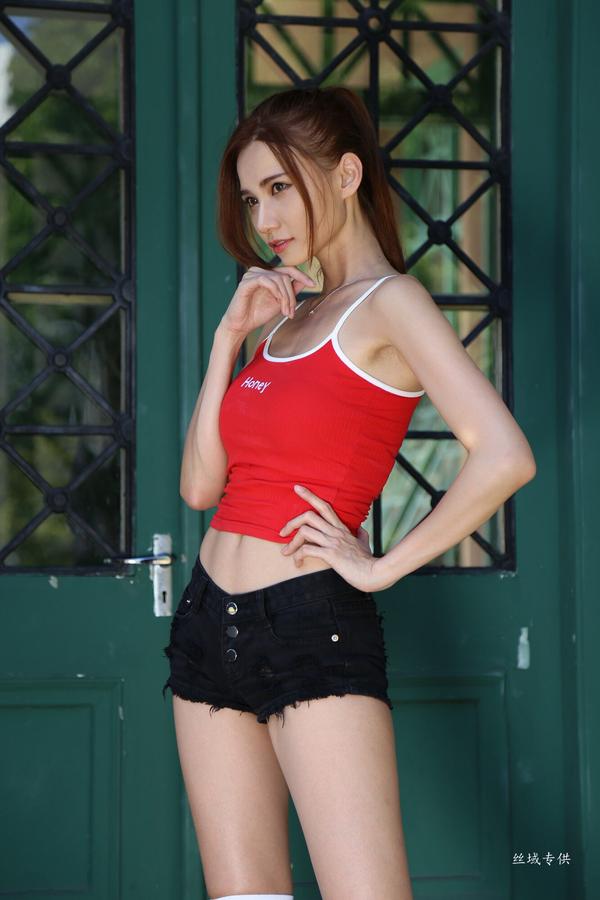 Taiwan Model Cai Yi Xin Sport Girl on Street Pictures