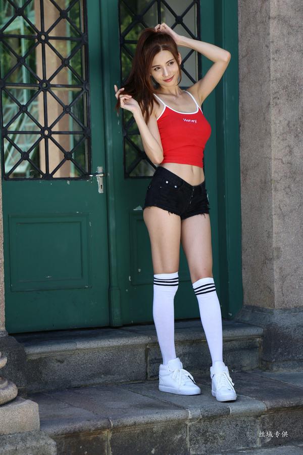 Taiwan Model Cai Yi Xin Sport Girl on Street Pictures