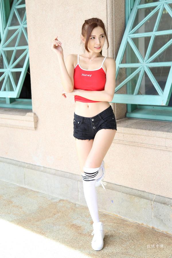 Taiwan Model Cai Yi Xin Sport Girl on Street Pictures