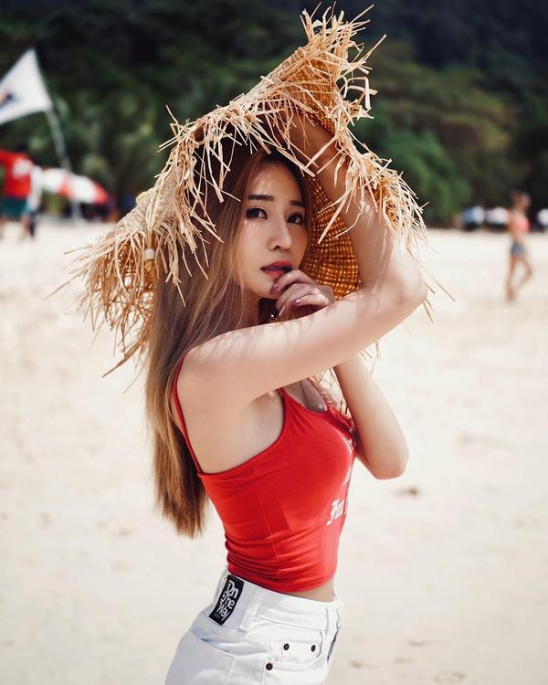 Crystal Swung Beach Nice Body Picture and Photo