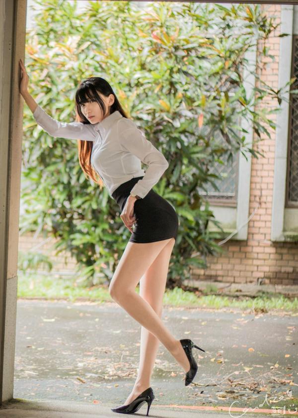 Taiwan Pretty Girl Cai Yi Xin OL on Street Pictures