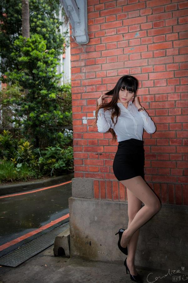 Taiwan Pretty Girl Cai Yi Xin OL on Street Pictures