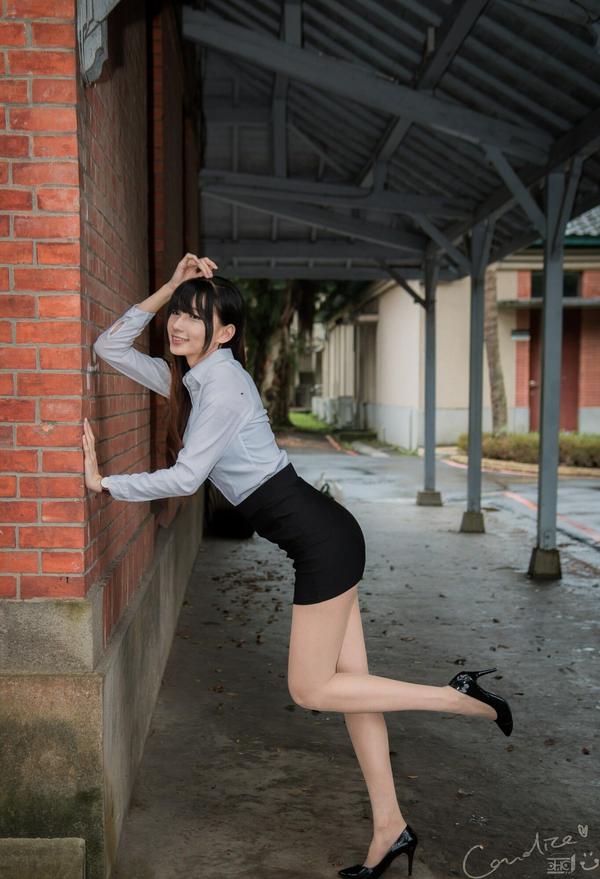 Taiwan Pretty Girl Cai Yi Xin OL on Street Pictures