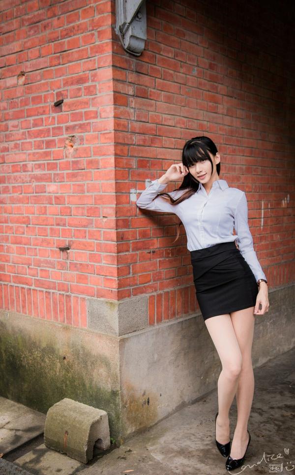 Taiwan Pretty Girl Cai Yi Xin OL on Street Pictures