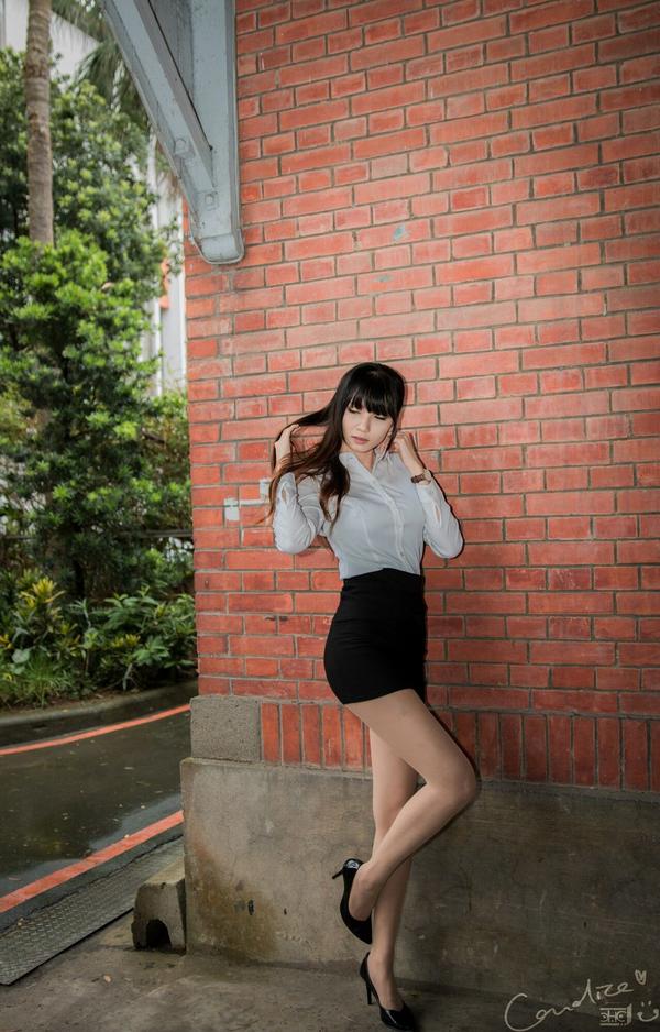 Taiwan Pretty Girl Cai Yi Xin OL on Street Pictures