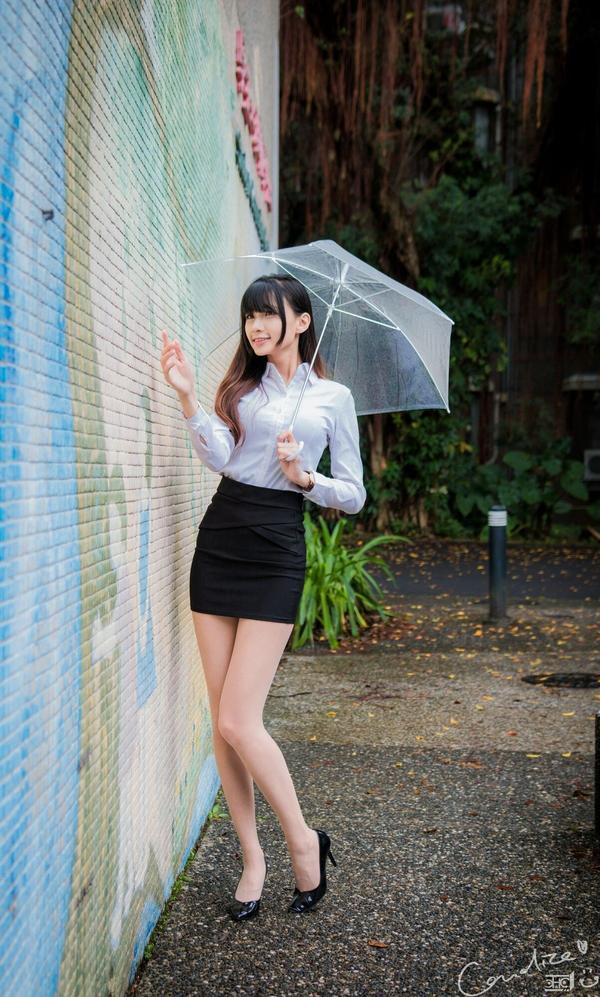 Taiwan Pretty Girl Cai Yi Xin OL on Street Pictures