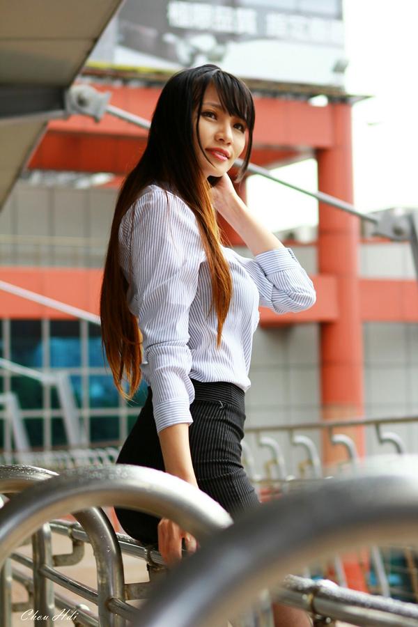 Taiwan Pretty Girl Cai Yi Xin OL on Street Pictures