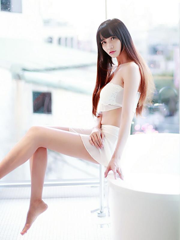 Taiwan Model Cai Yi Xin Five Clothes in Shed Pictures