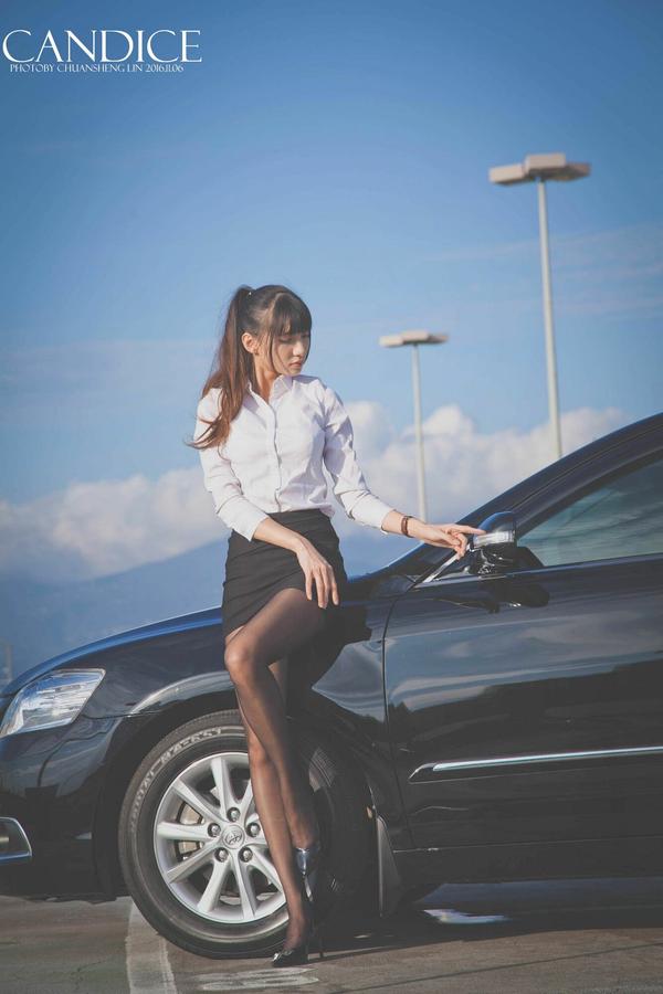 Taiwan Model Cai Yi Xin《Car Outside》Pictures