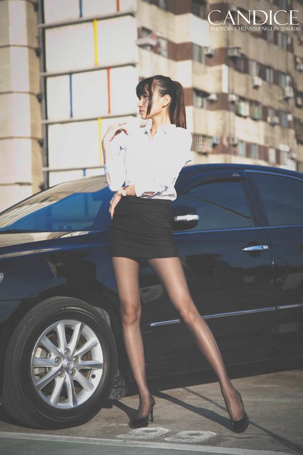 Taiwan Model Cai Yi Xin《Car Outside》Pictures