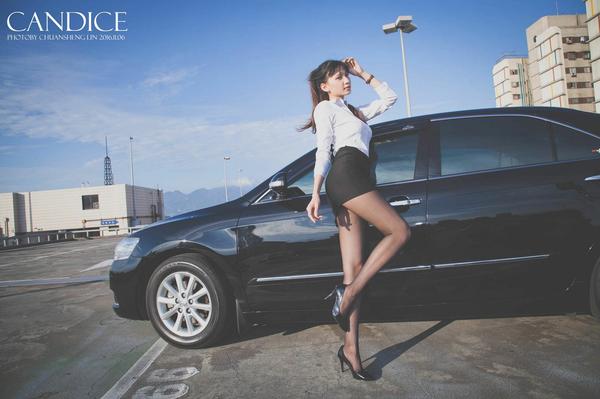 Taiwan Model Cai Yi Xin《Car Outside》Pictures