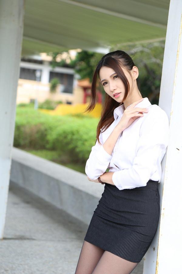 Taiwan Model Cai Yi Xin《Black Silk OL on Street》Pictures