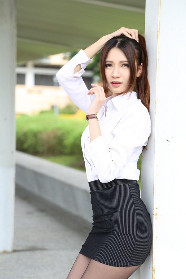 Taiwan Model Cai Yi Xin《Black Silk OL on Street》Pictures