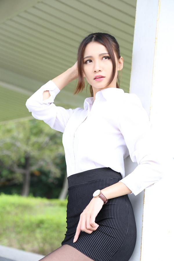 Taiwan Model Cai Yi Xin《Black Silk OL on Street》Pictures