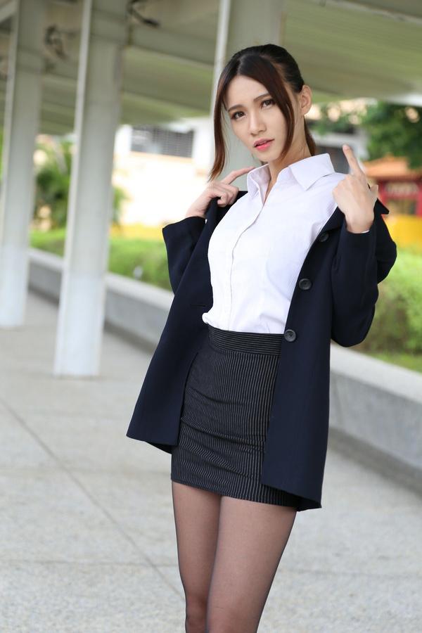 Taiwan Model Cai Yi Xin《Black Silk OL on Street》Pictures