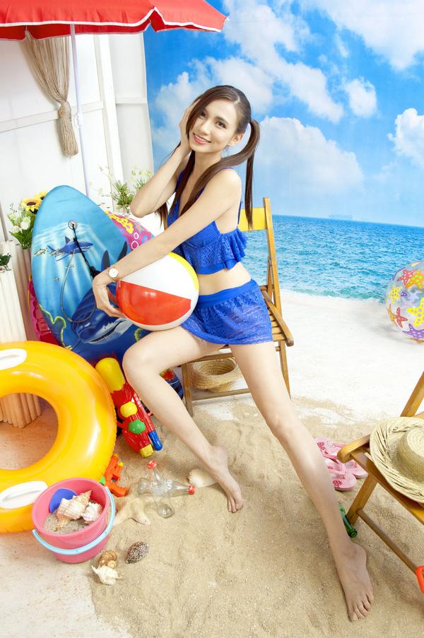 Cai Yi Xin Beautiful Legs Bikini Picture and Photo