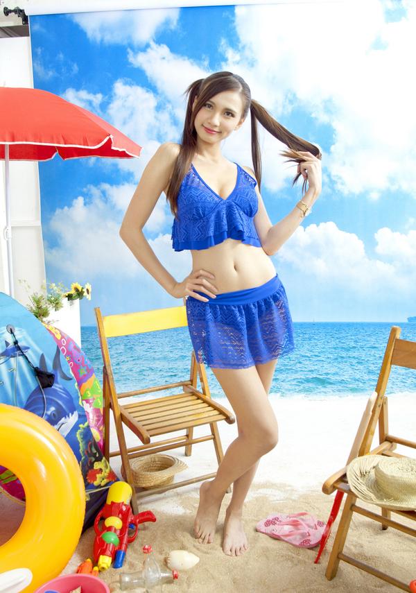 Cai Yi Xin Beautiful Legs Bikini Picture and Photo
