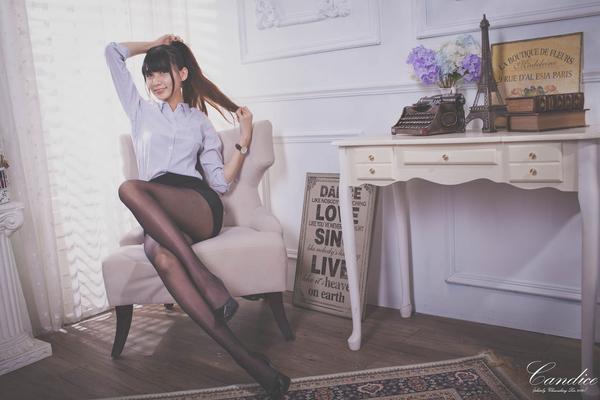 Taiwan Pretty Girl Cai Yi Xin Black Silk and Uniform Legs in Shed Pictures