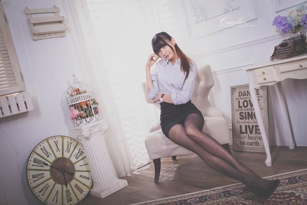 Taiwan Pretty Girl Cai Yi Xin Black Silk and Uniform Legs in Shed Pictures