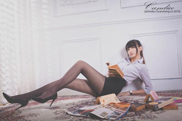 Taiwan Pretty Girl Cai Yi Xin Black Silk and Uniform Legs in Shed Pictures