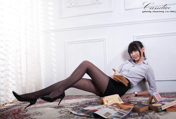 Taiwan Pretty Girl Cai Yi Xin Black Silk and Uniform Legs in Shed Pictures