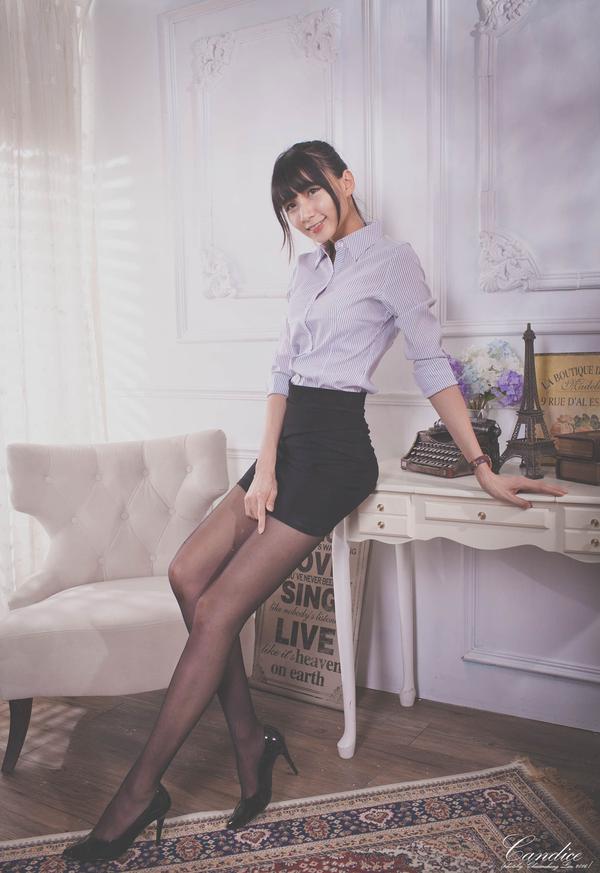 Taiwan Pretty Girl Cai Yi Xin Black Silk and Uniform Legs in Shed Pictures