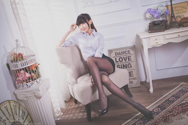 Taiwan Pretty Girl Cai Yi Xin Black Silk and Uniform Legs in Shed Pictures