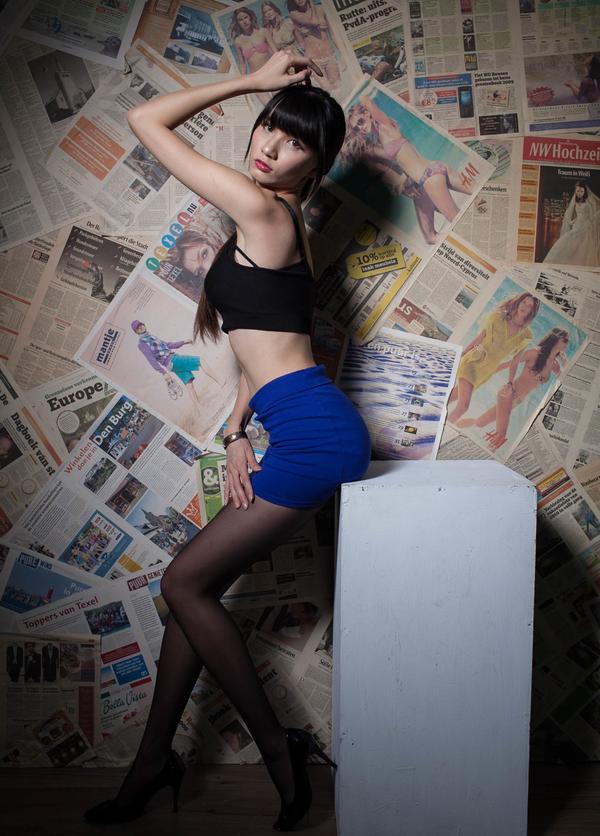 Taiwan Pretty Girl Cai Yi Xin Black Silk and Uniform Legs in Shed Pictures