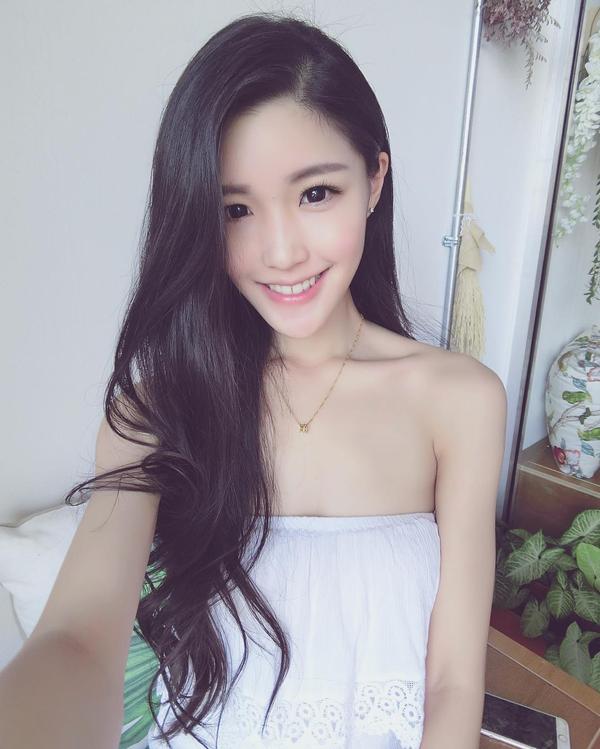 Ivy Kuang Lovely Pure Picture and Photo
