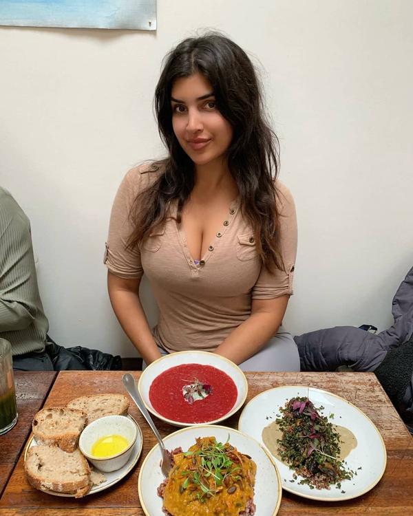 Iraqi Beauty Chef Huge Boobs Pictures