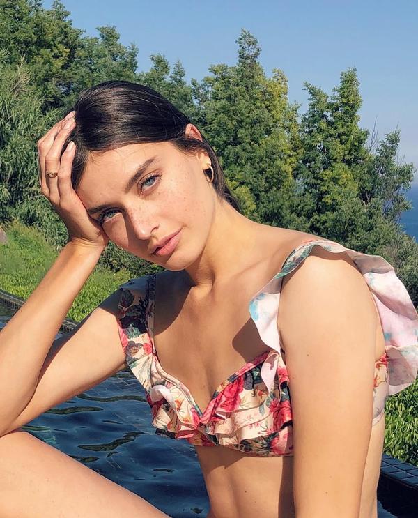 Jessica Clements Beautiful Legs Temperament Picture and Photo