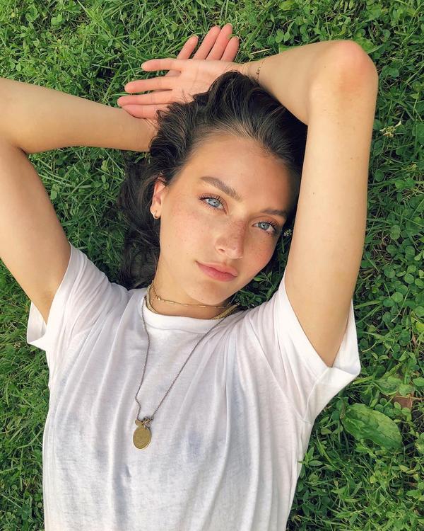 Jessica Clements Beautiful Legs Temperament Picture and Photo