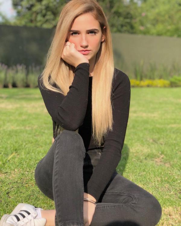 Mexican Beauty Youtuber Cons Arroyuelo Photos