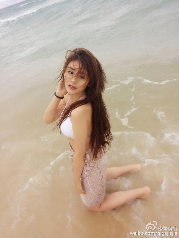 Zhang Qi Ge Big Boobs Hot Bikini Picture and Photo